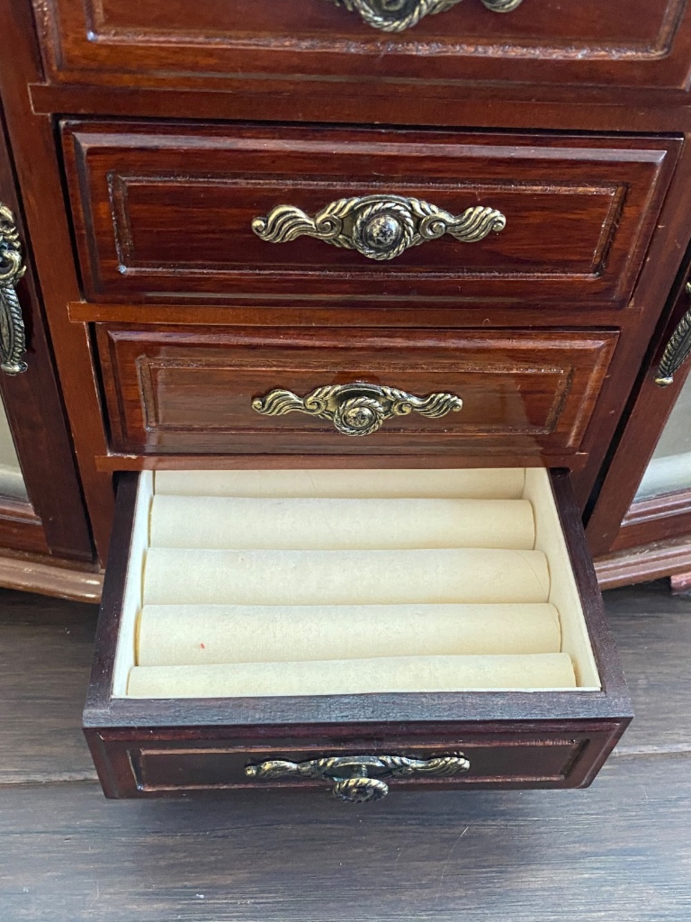 Beautiful Jewelry Box - Picture 2 of 4